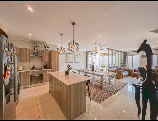 3 BEDROOM TOWNHOUSE FOR SALE IN BRYANSTON